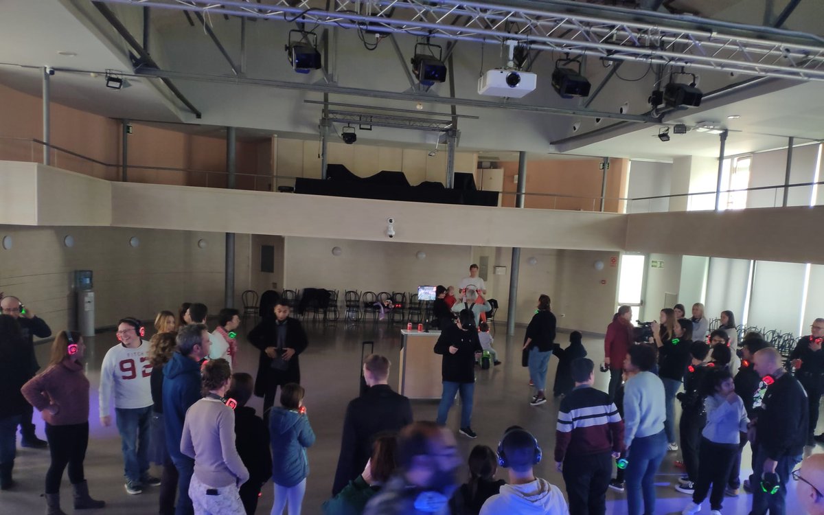 ajparets's tweet photo. 🎧 La Sala Basart de la Cooperativa va acollir l'11 de desembre la festa "Silent Fest" que va comptar amb discjòquei i ball amb auriculars de tecnologia 'silent'. 

1/2 https://t.co/ADodnqcl8M