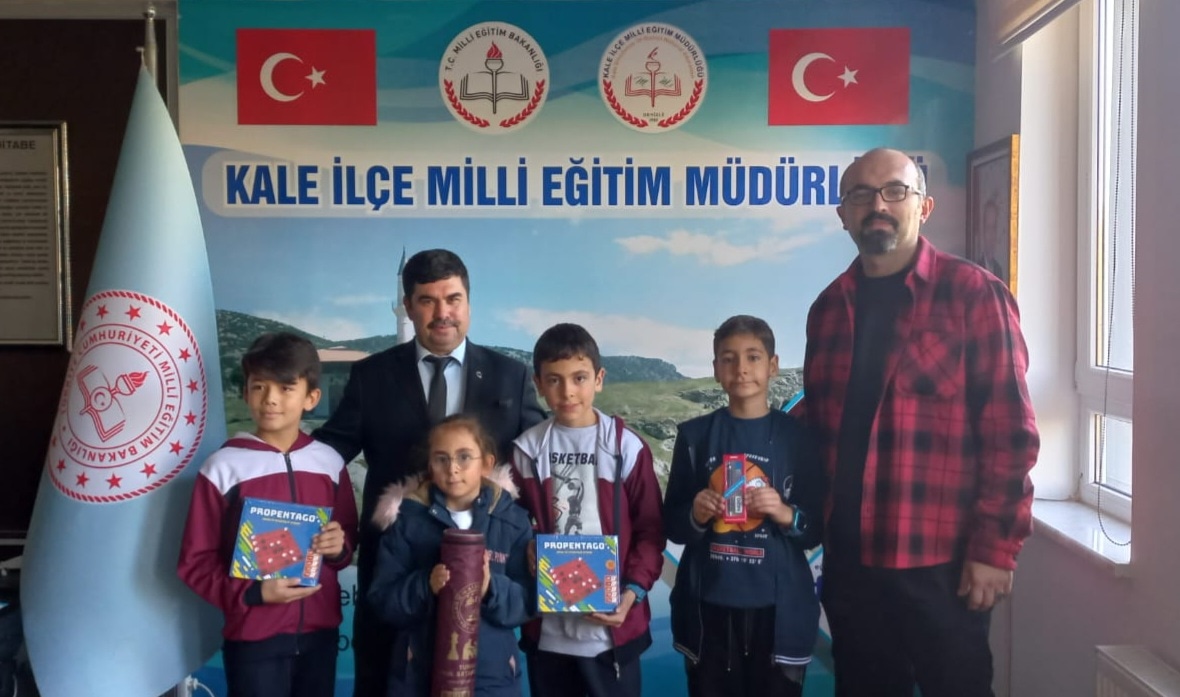 Satranç kurslarında yetişen Ali Mete Ün, Muhammed Utku Ün, Aylin Ün ve Melih Tekin İl federasyon turnuvalarda katılım  ve başarılarindan dolayı ilçe MEM tarafından  ödüllendirildi.
Öğretmenimiz Hikmet Erene teşekkür eder,öğrencilerimize başarılar dileriz. 
<a href="/ekicis20/">Süleyman EKİCİ</a> 
<a href="/herenster/">Hikmet Eren</a>