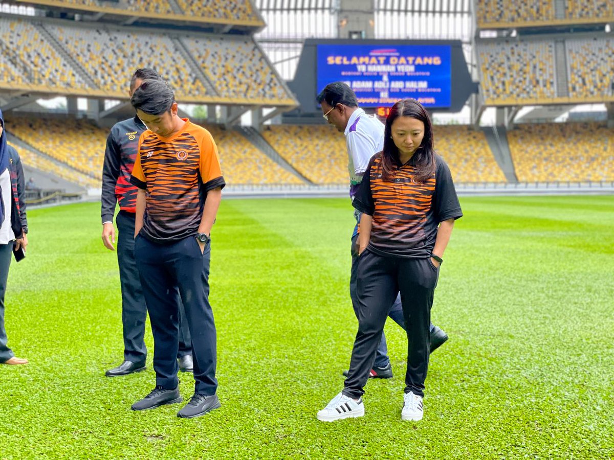 hannahyeoh's tweet photo. Saya dan @AdamAdli telah melawat Stadium Nasional Bukit Jalil untuk taklimat daripada 2 agensi @KBSMalaysia. Susah mendapatkan gambaran jelas kalau taklimat di pejabat sahaja. https://t.co/oPv9H0XWvE