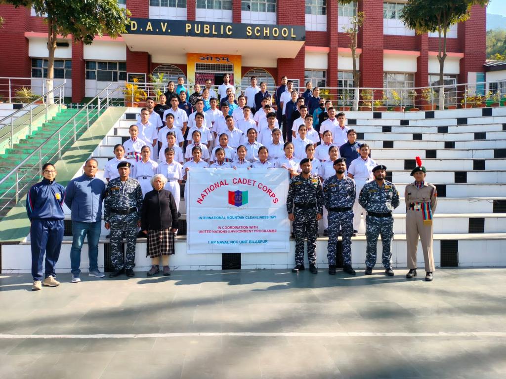 CPhhp's tweet photo. 1HP Naval Unit / Shimla Gp in coord with UNEP representative Mrs Gayatri organised International Mountain Cleanliness Drive on 11 Dec. A total of 62 cadets, 04 PI staff and 02 ANOs participated.
#HQ_DG_NCC
#SpokespersonMoD
#drashokkumar_ias
#NCCforEnvironment
#UNEP_AsiaPac https://t.co/EIMzLpUzzl