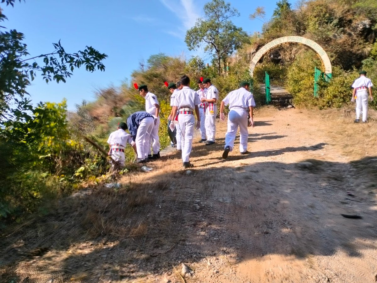 CPhhp's tweet photo. 1HP Naval Unit / Shimla Gp in coord with UNEP representative Mrs Gayatri organised International Mountain Cleanliness Drive on 11 Dec. A total of 62 cadets, 04 PI staff and 02 ANOs participated.
#HQ_DG_NCC
#SpokespersonMoD
#drashokkumar_ias
#NCCforEnvironment
#UNEP_AsiaPac https://t.co/EIMzLpUzzl