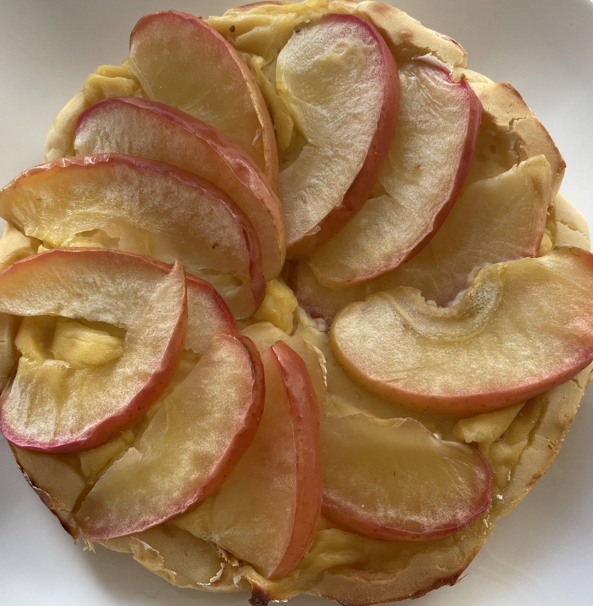 tomatonchannel's tweet photo. 最近作ったりんごのカスタードケーキだよ🍎
ケーキの生地の上にたくさんカスタードを敷いて、リンゴを飾って焼きました！
美味しくできた🤭💓
#りんご #手作りお菓子 https://t.co/pfhVNyciTn