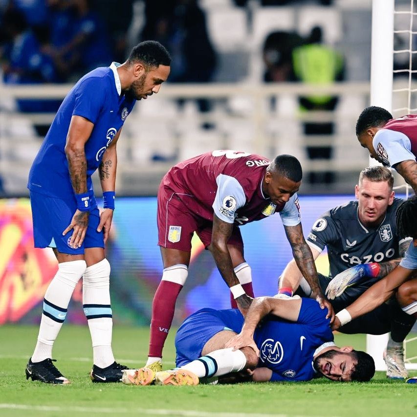 Armando Broja (21|🇦🇱) habría sufrido una lesión de gravedad con el Chelsea en Dubai y su temporada está en riesgo. 🔸️El delantero de los Blues se trabo en una jugada ante Aston Villa y se teme una lesión de ligamentos.