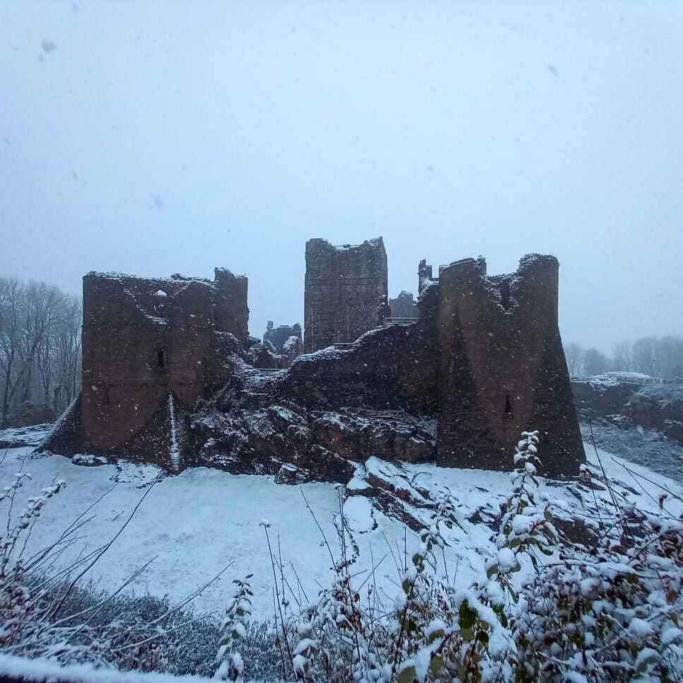 It's beginning to look a lot like Christmas...❄️🤍

Kenilworth Castle and Goodrich Castle have transformed into beautiful winter wonderlands this morning.🏰