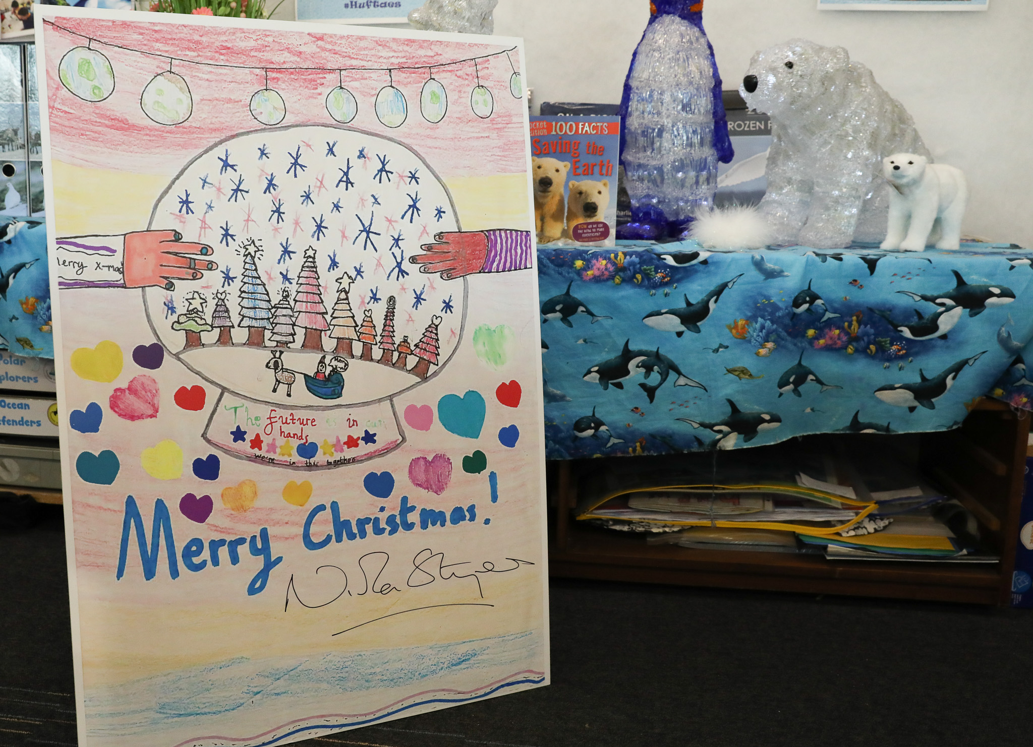 First Minister Nicola Sturgeon unveils her Christmas card at Sunnyside Primary School