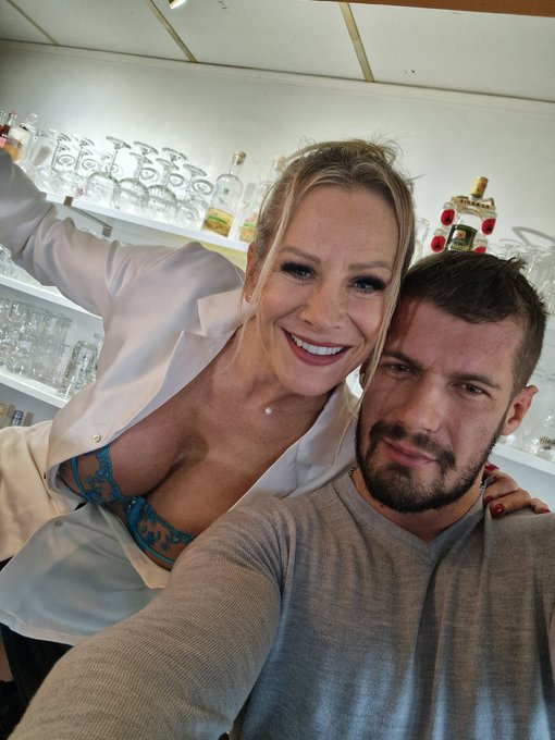 Le tournage du jour pour Pierre moro   Avec @Victoria_Nova_  @meliarose_  @Louanne_clarck  @straightaddickt<a class="tags" href="/tag/victoria_nova_">@victoria_nova_</a>