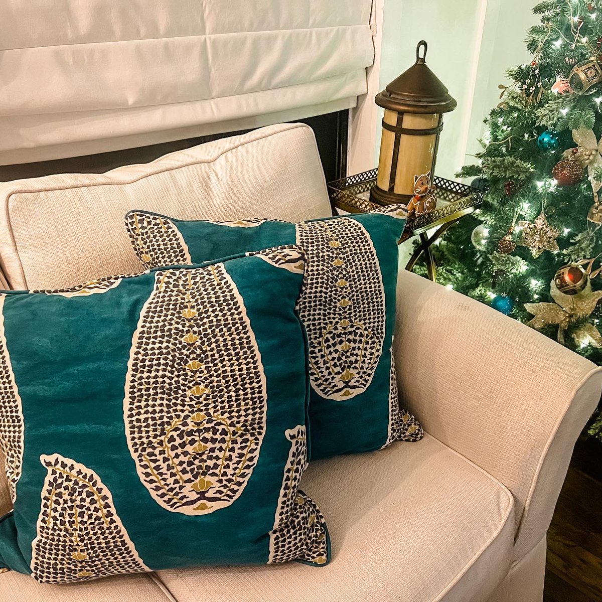 EAMinieri's tweet photo. Our Christmas living room was beautiful. Nearly perfect. But pillow covers to match our holiday theme took it to the next level! Accessories have the ability to pull together a look like nothing else.

Accessories are easy, but they are everything.#styleyourlife #sparkleandstyle https://t.co/j946sZ92fQ