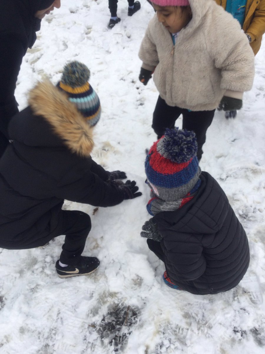 BJ_Year1's tweet photo. @BJ_Year1 are having so much fun in the snow! @BenJonsonSchool #DoYouWannaBuildASnowman https://t.co/m4ceXo6Y97