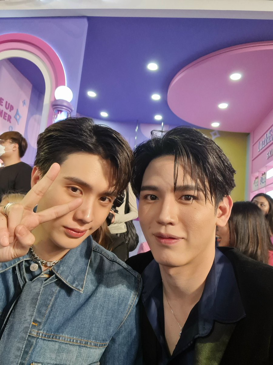 new_thitipoom's tweet image. #โพก้า นิวมาละครับ 😊 Lazada 12.12 LazLive+ Festival เริ่มแล้วนะ รีบเข้าไปดูไลฟ์กันเลย ทาง LazLive+ บนแอป Lazada : bit.ly/3VXvKGo
แล้วอย่าลืมติด  #Lazada1212LiveTH ให้ติดเทรนด์โลกบนทวิตกันไปเลย!ค้าบ