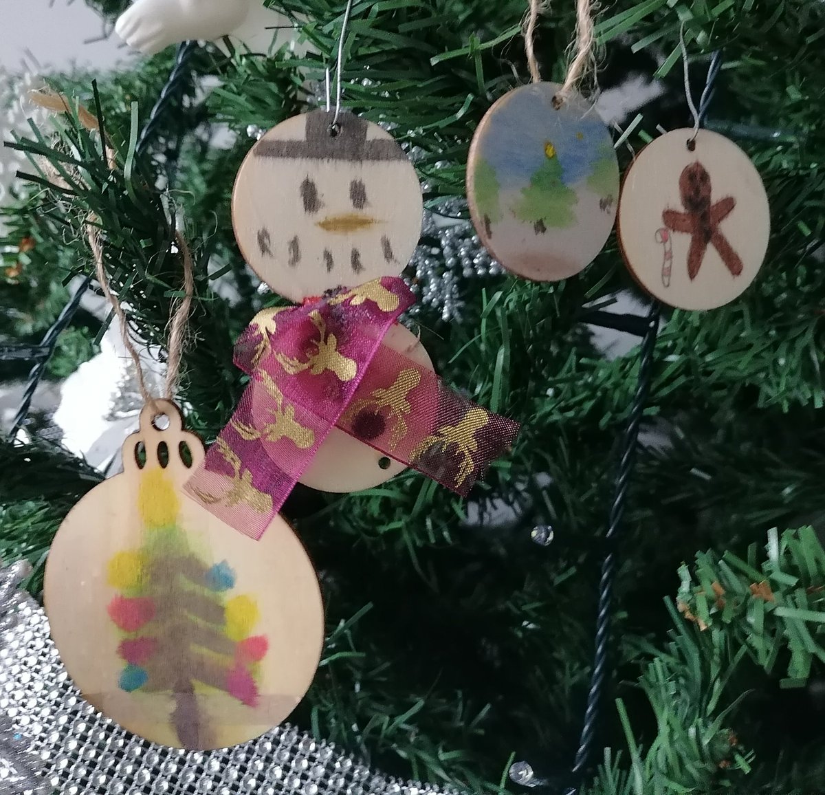 e_townsend86's tweet photo. Had a lovely morning making Christmas decorations @Kylieswilliams Miss Goode @TemplarsPrimary https://t.co/apC3hpqGcT