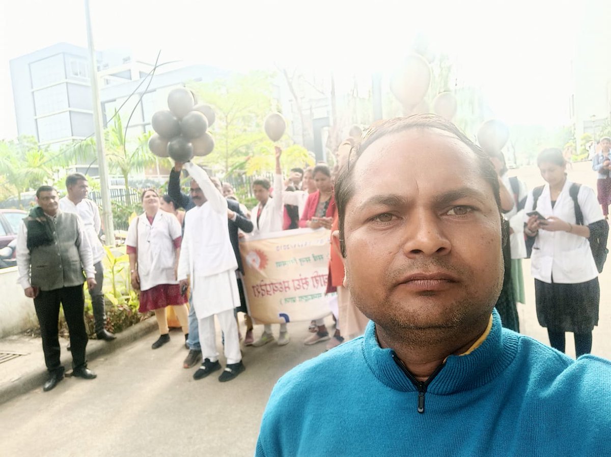 Rahul shrivastava (@rahulkumarshri) on Twitter photo भोपाल के एनएनएम संविदा कर्मचारियों द्वारा संघ के प्रदेश अध्यक्ष के नेतृत्व में काले गुब्बारे छोड़कर विरोध किया गया।।
<a href="/GovindSinghDr/">𝗗𝗿.𝗚𝗼𝘃𝗶𝗻𝗱 𝗦𝗶𝗻𝗴𝗵</a>
#एनएचएम_नियमितीकरण_कब भोपाल के एनएनएम संविदा कर्मचारियों द्वारा संघ के प्रदेश अध्यक्ष के नेतृत्व में काले गुब्बारे छोड़कर विरोध किया गया।।
<a href="/GovindSinghDr/">𝗗𝗿.𝗚𝗼𝘃𝗶𝗻𝗱 𝗦𝗶𝗻𝗴𝗵</a>
#एनएचएम_नियमितीकरण_कब