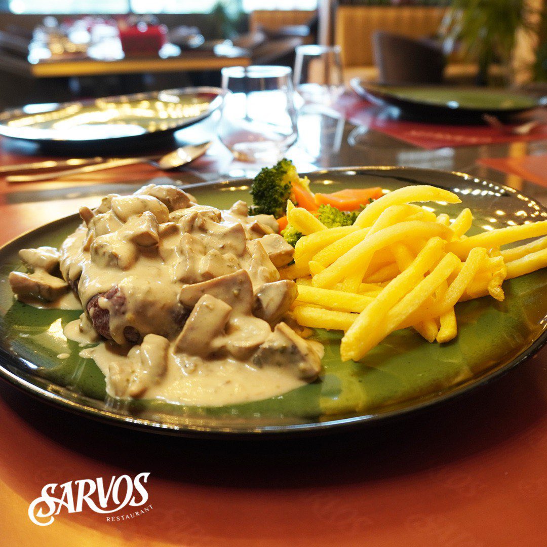 Et sevenlerin vazgeçilmezi “Mantar Soslu Bonfile” sizleri bekliyor… 🥢 😋

#sarvosrestaurant #sarvos #turkey #ıstanbul #basaksehir #restaurant #professionel #chef #recipe #sushi 
#dünyamutfagı #lezzet #californiaroll #food #dinner #gourmet #seafood #restaurantlife #delicious