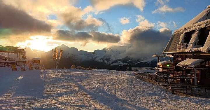 La magia di un tramonto invernale dalle Piste dei Piani di Bobbio 🏂 nelle foto di Gigio Valsecchi del noleggio Valsecchi Sport La Baraca Del Rental Scopri di più su montagnelagodicomo.it 
#lakecomo #lagodicomo #montagnelagodicomo #valsassina #lecco #como #comolake #inlombardia