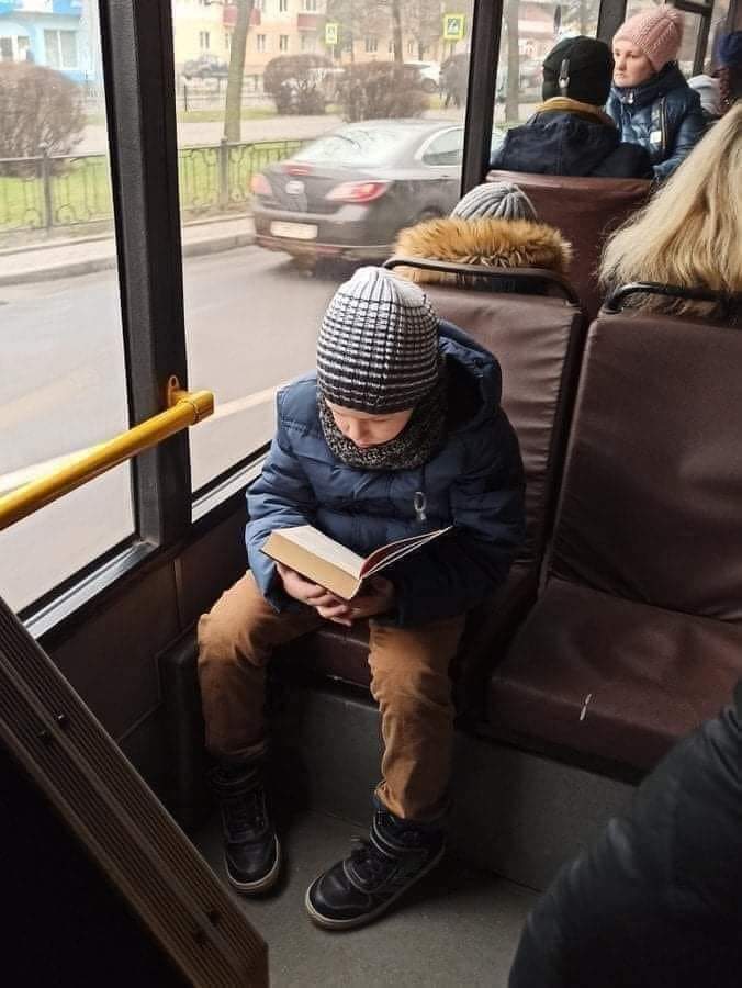 Ma i genitori non possono comprargli uno smartphone? Poi ci lamentiamo se alcuni bambini rimango indietro