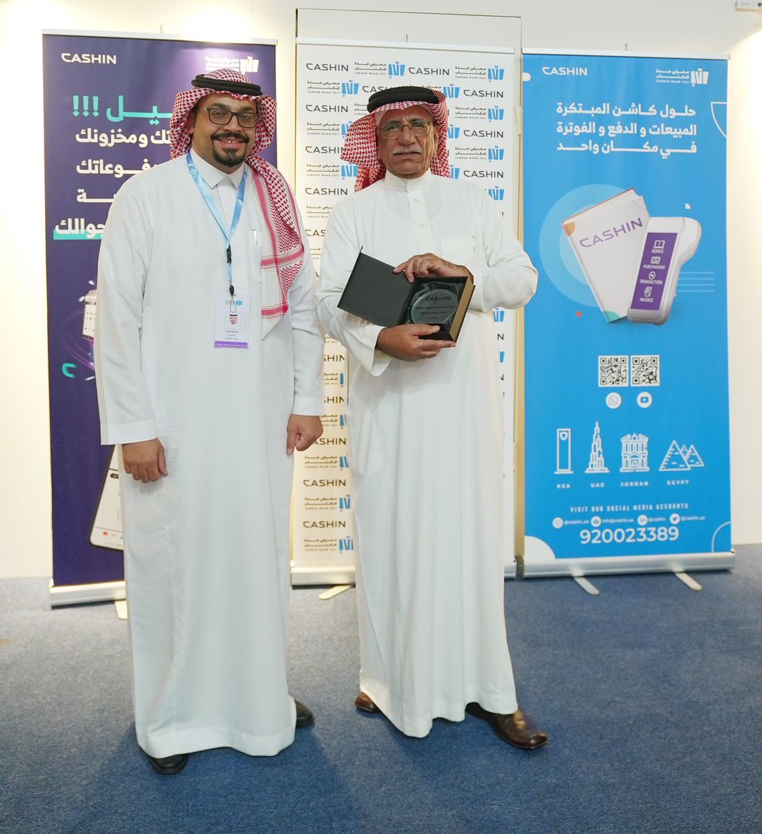 cashin_sa's tweet photo. تشرفنا بزيارة عمالقة الفن والإعلام والشعر لمقر كاشن في معرض جدة للكتاب، الأساتذة: 
فريد مخلص @farid_mokhlis 
كبير المذيعين في إذاعة جدة
الشاعر الغنائي ضياء خوجة @Diakhoja 
والكاتب والمؤرخ والناقد الفني السعودي علي فقندش @fakandash1 ✨

#دائما_كاشن 
#معرض_جدة_للكتاب_2022 
#جدة https://t.co/zZGzcxnkBZ