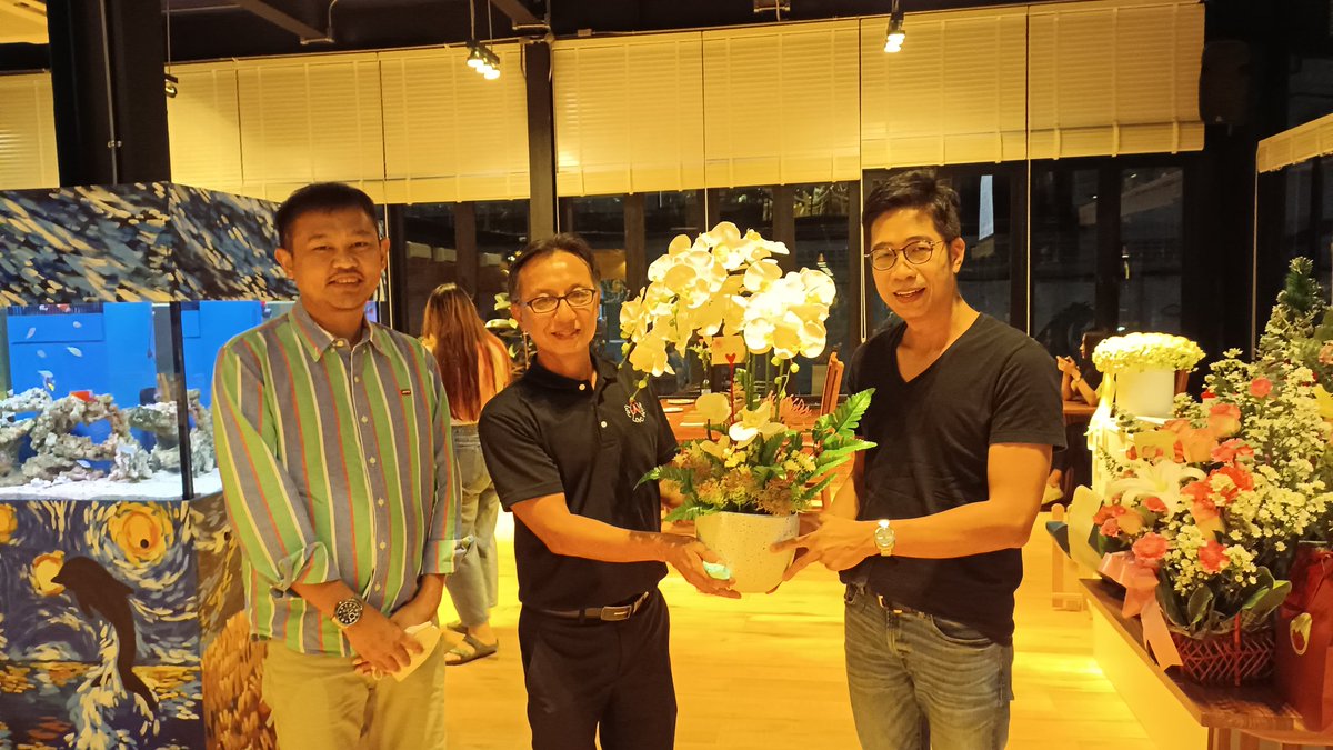 Suraphan_Gof's tweet photo. วันนี้มาแสดงความยินดีกับพี่อู๊ด grand opening 
#callmepapa ร้านบรรยากาศและรสชาติอาหารเครื่องดื่มดีเยี่ยม ทั้งคราฟต์เบียร์, wine >>ร้านที่ดีที่สุดในจังหวัดนนท์..ขอให้กิจการเจริญรุ่งเรืองนะครับ😁 >>ไม่พลาดเจอ #ประชาชนเบียร์ ด้วยฮะ https://t.co/UnTPCCxmzq