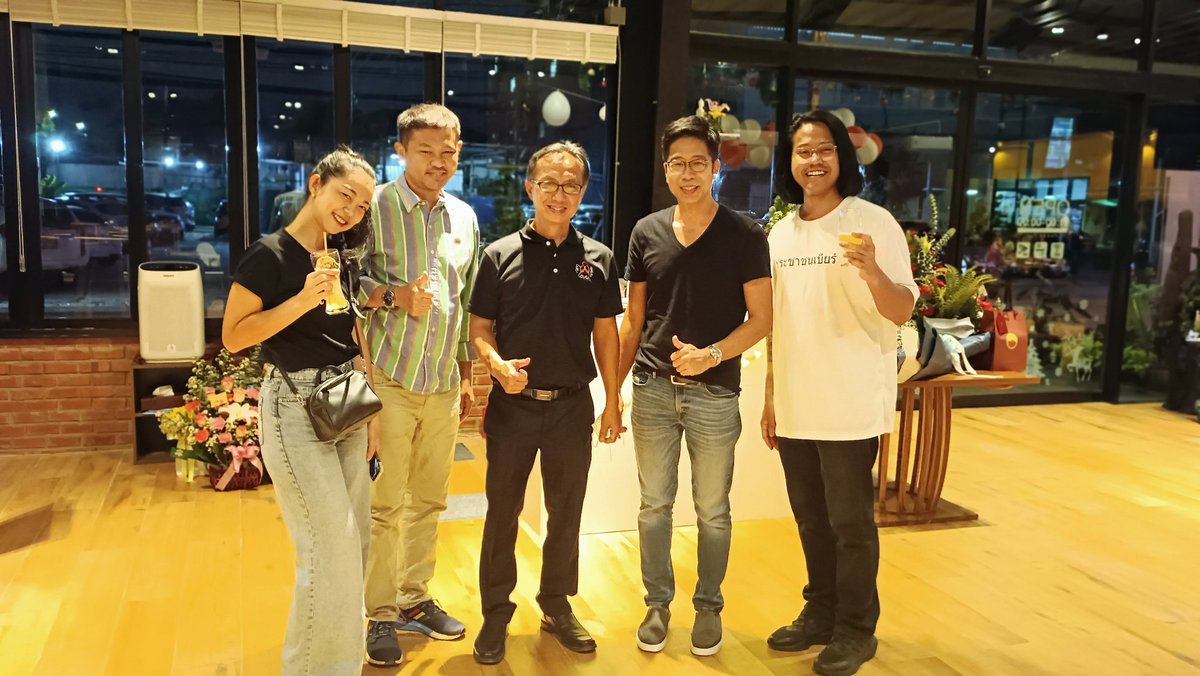 Suraphan_Gof's tweet photo. วันนี้มาแสดงความยินดีกับพี่อู๊ด grand opening 
#callmepapa ร้านบรรยากาศและรสชาติอาหารเครื่องดื่มดีเยี่ยม ทั้งคราฟต์เบียร์, wine >>ร้านที่ดีที่สุดในจังหวัดนนท์..ขอให้กิจการเจริญรุ่งเรืองนะครับ😁 >>ไม่พลาดเจอ #ประชาชนเบียร์ ด้วยฮะ https://t.co/UnTPCCxmzq