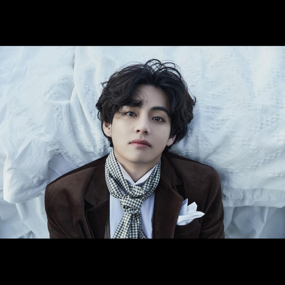 vanntaekim's tweet photo. #V_CUT I can say this one is my favorite photoshoot. I just love the tone of the color. Blue is a universally appealing color that we can experience in nature, fashion, films, and more. Simply it's very calming. https://t.co/AXki41F3SW