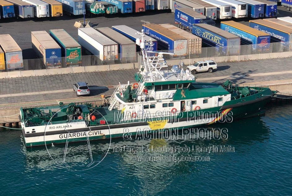 Shipguru's tweet photo. #GuardiaCivil #2019built #PatrolCraft #RIO_ARLANZA #berthed at #SporgenteCentrale, #Catania, #Sicily  - 11.11.2022 - https://t.co/nfgboxc3g3 - NO PHOTOS can be used or manipulated without our permission @guardiacivil https://t.co/QcBAMQrHxf