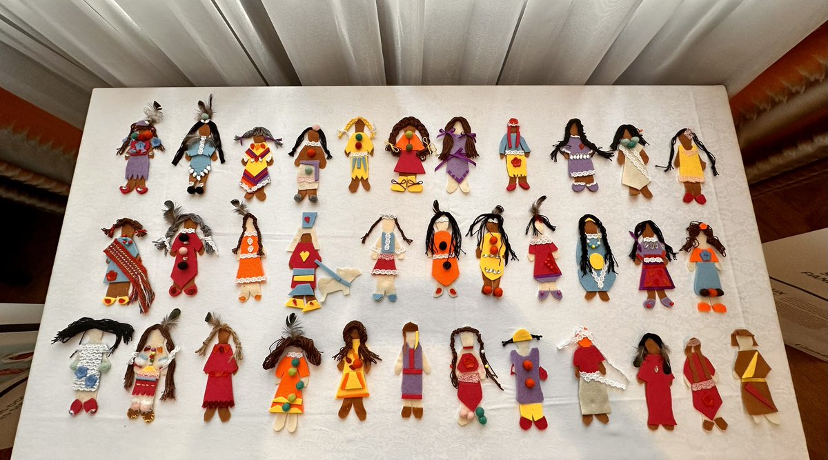 Last week, as part of our #16DaysOfActivism, we honoured 🇨🇦’s Missing and Murdered Indigenous Women and Girls by hosting a Faceless Dolls Workshop, a commemorative art project by the Native Women’s Association of Canada. Today we held one for all 🇨🇦 and 🇨🇿staff