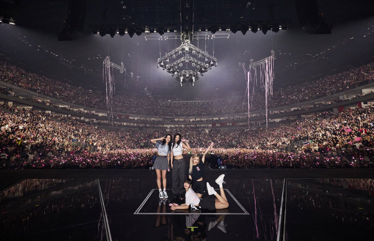 _blackpinkita's tweet photo. BLACKPINK WORLD TOUR [BORN PINK] COLOGNE GROUP PHOTO🖤💖

08.12.2022

#BORNPINKinCologne https://t.co/5OLB0j7RHv