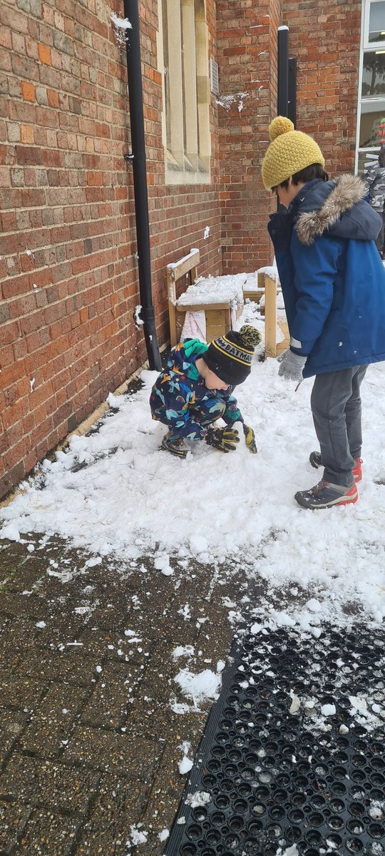HubbertMiss's tweet photo. @ClivetheCrane we are having snow much fun! https://t.co/UI2WvfovLG