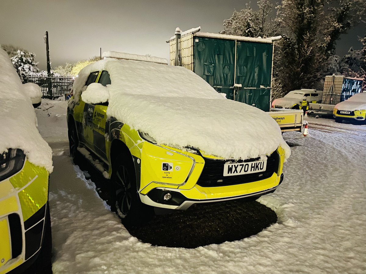 Chadwick7Lewis's tweet photo. Greeted with this sight this morning! #snowy #trafficofficer #hato https://t.co/1XexPcDAYB