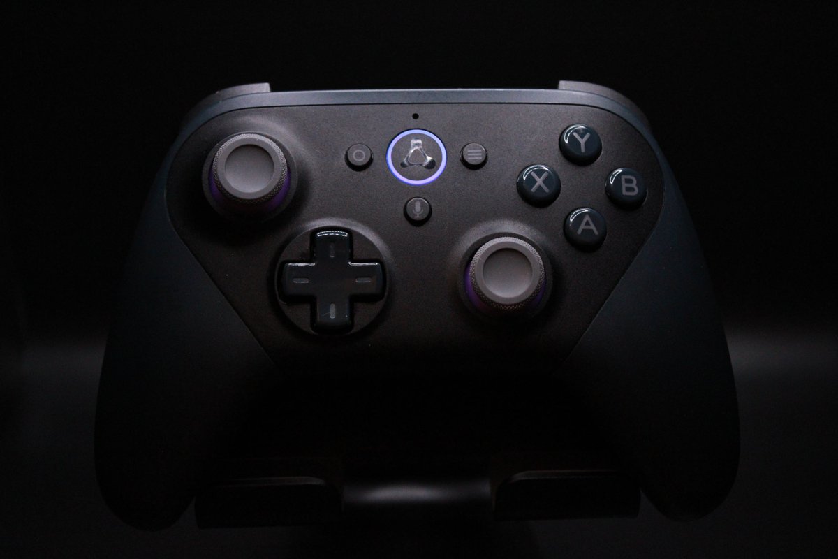 GhostStrats's tweet photo. More Luna controller photography. I love the shadows in this picture. ☁️🎮#amazonluna #luna #luna100 #cloudgaming #mondaythoughts #photooftheday https://t.co/fQUcobEmLo