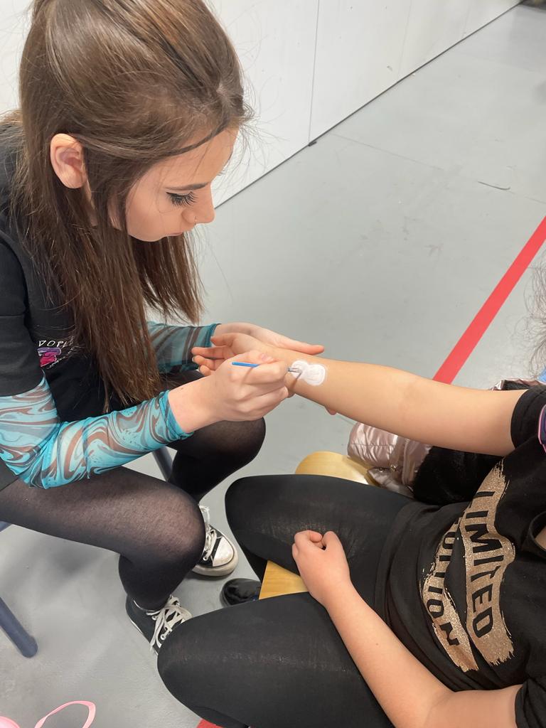 VoL_Academy's tweet photo. Our Hair & MUA students had fun helping out the PTA at Balloch Primary’s Christmas Fete on Saturday. Fun Day had by all, getting into the Christmas Spirit!🎅
#collaborativeworking
#clusterprimary
#creativelearning
#christmas2022 https://t.co/DN8nFHtOjp