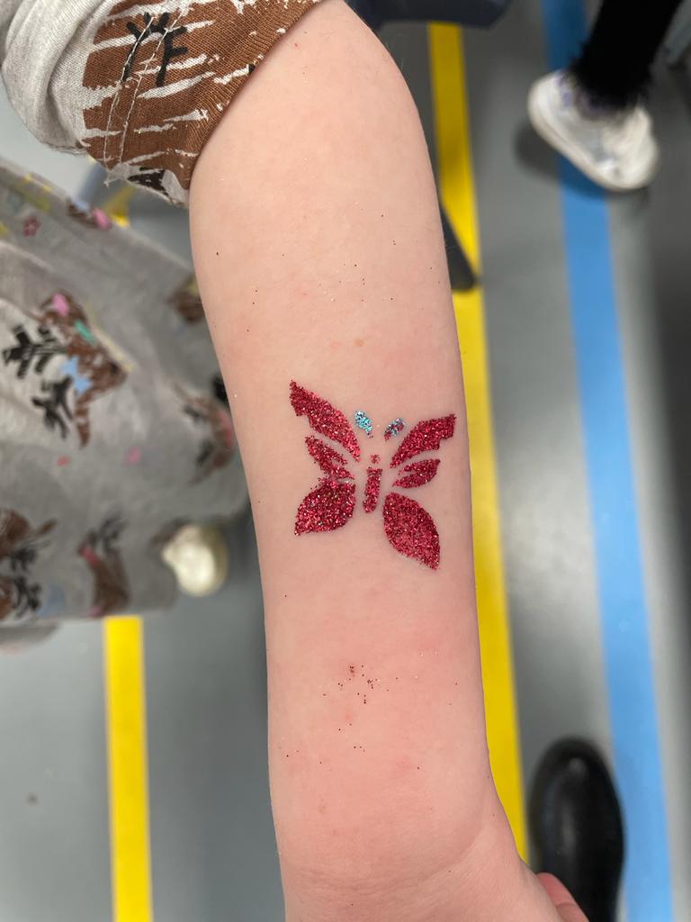 VoL_Academy's tweet photo. Our Hair & MUA students had fun helping out the PTA at Balloch Primary’s Christmas Fete on Saturday. Fun Day had by all, getting into the Christmas Spirit!🎅
#collaborativeworking
#clusterprimary
#creativelearning
#christmas2022 https://t.co/DN8nFHtOjp