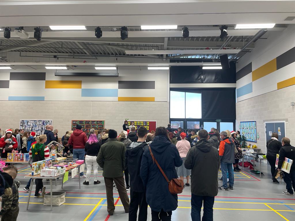 VoL_Academy's tweet photo. Our Hair & MUA students had fun helping out the PTA at Balloch Primary’s Christmas Fete on Saturday. Fun Day had by all, getting into the Christmas Spirit!🎅
#collaborativeworking
#clusterprimary
#creativelearning
#christmas2022 https://t.co/DN8nFHtOjp