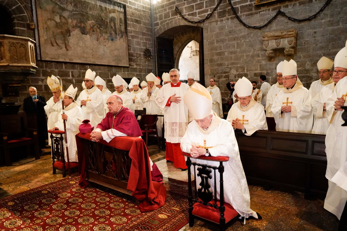 Monseñor Enrique Benavent tomó posesión como nuevo Arzobispo de #Valencia el pasado sábado en la <a href="/MCatedralVLC/">Catedral de Valencia</a>, siendo recibido en la Puerta de los Hierros por el Cabildo Metropolitano.