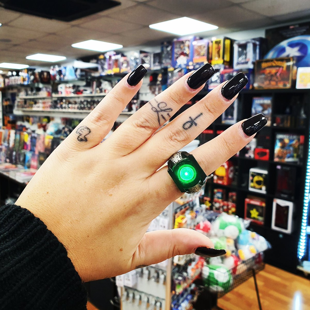 En el día más brillante, en la noche más oscura... ningún mal podrá escapar de mi vigía. Que aquellos que adoran el poder del mal, teman mi poder: ¡la luz de Linterna Verde!

elenanofriki.com/dc-comics/anil…

#LinternaVerde #Juramento #DC #FelizLunes #FelicesFiestas #Regalos