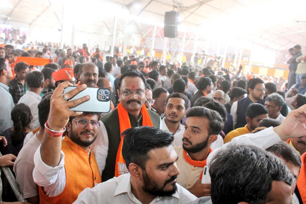 jitu_vaghani's tweet photo. સ્વર્ણિમ ગુજરાતના નિર્માણ માટે ગાંધીનગર ખાતે આયોજિત "શપથગ્રહણ સમારોહ" માં માન. મુખ્યમંત્રી શ્રી @Bhupendrapbjpજી સહિત મંત્રીમંડળના સૌ મંત્રીશ્રીઓને શપથ લેવા બદલ ખૂબ ખૂબ અભિનંદન સહ સફળ કાર્યકાળની શુભેચ્છાઓ પાઠવું છું. https://t.co/WyHiqspjYS