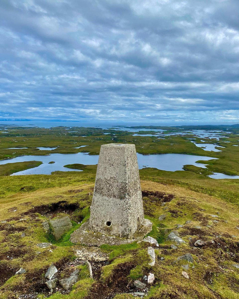 🚶‍♂️REUVAL AND ROSSINISH WALK🚶‍♀️

A moderate walk which includes the highest hill in Benbecula, Rueval. This is followed by a walk out to Rossinish - where Bonnie Prince Charlie famously fled disguised as Flora MacDonalds maid, Betty Burke!
 
visitouterhebrides.co.uk/routes/rueval-…

📷: <a href="/lmacleod_/">Macleod</a>