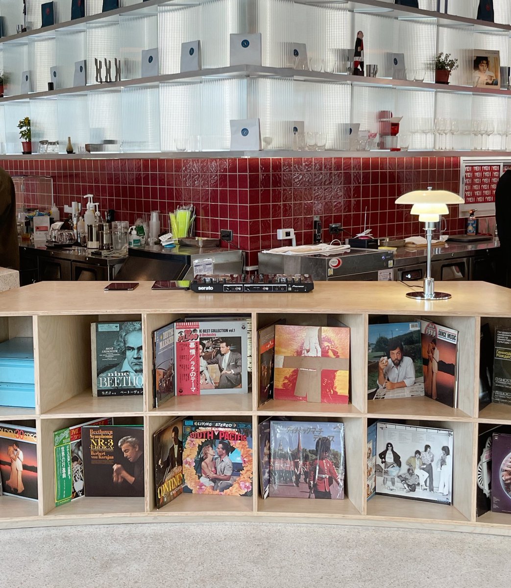 namthipskyy's tweet photo. ร้าน !Yeh Public House คาเฟ่ย่านประชาชื่น สไตล์เรโทฟิวเจอร์ ฟีลดีมากก~ สีสันสดใสด้วยเฟอร์นิเจอร์แนวมิด-เซนจูรี่วินเทจสะท้อนกลิ่นอายยุค70’s กลางวันเค้าเสิร์ฟกาแฟและ Babybrunch 🥓🥞กลางคืนเป็นบาร์เสิร์ฟเบียร์และไวน์🍷🍾🥂พร้อมมีบู๊ธดีเจให้จอยเต็มที่ สุดปัง!! #อร่อยบอกต่อ @aroii https://t.co/KZlVGLmzxl