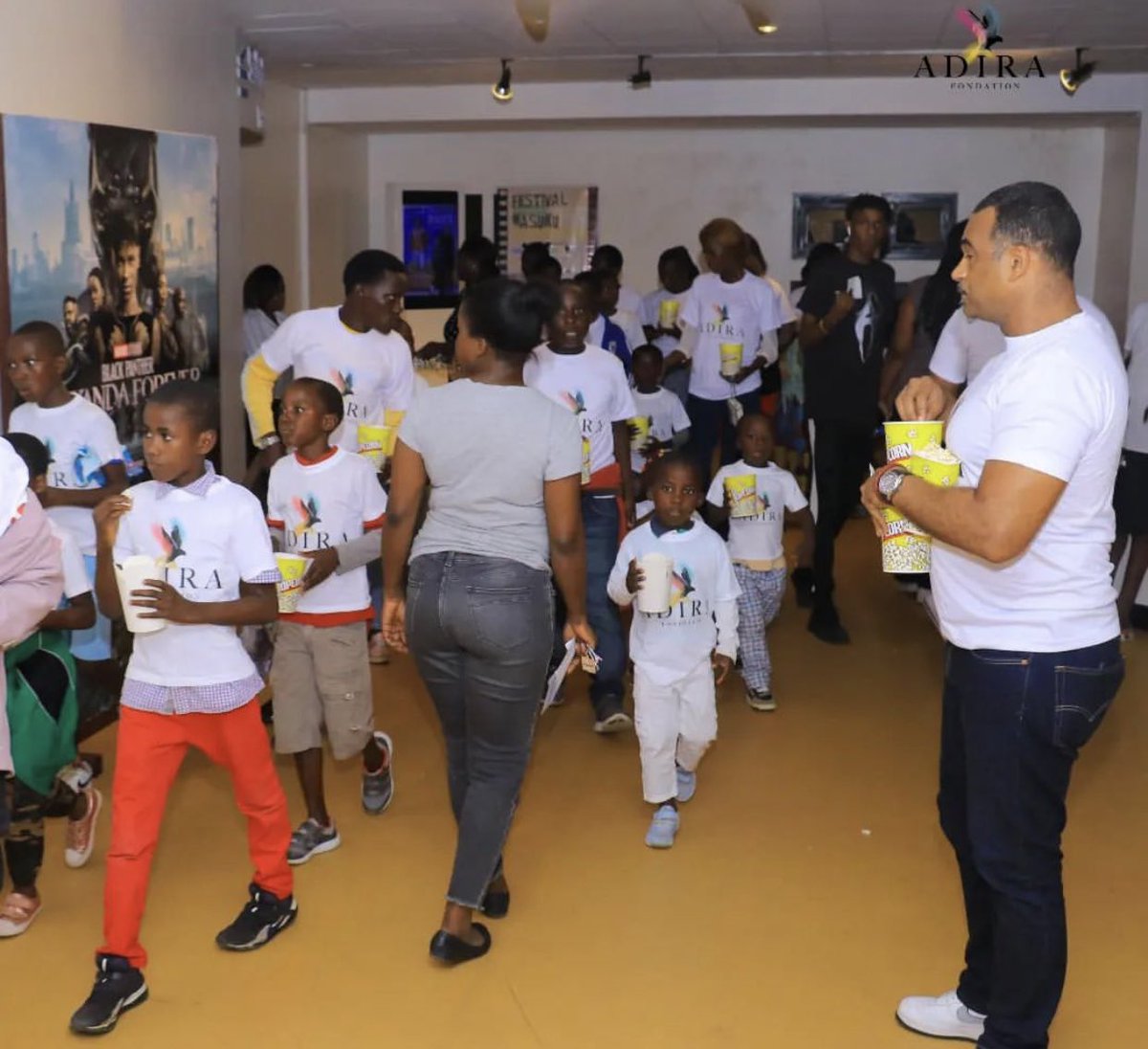 Magnifique soirée au cinéma #WakandaForever avec la Fondation ADIRA et les enfants de l’orphelinat AEODA. C’était génial 👍🏽✊🏽 #gabon #adira #fondationadira #cinema #fondation #lesenfants #orphelinat #blackpanther #Gabon