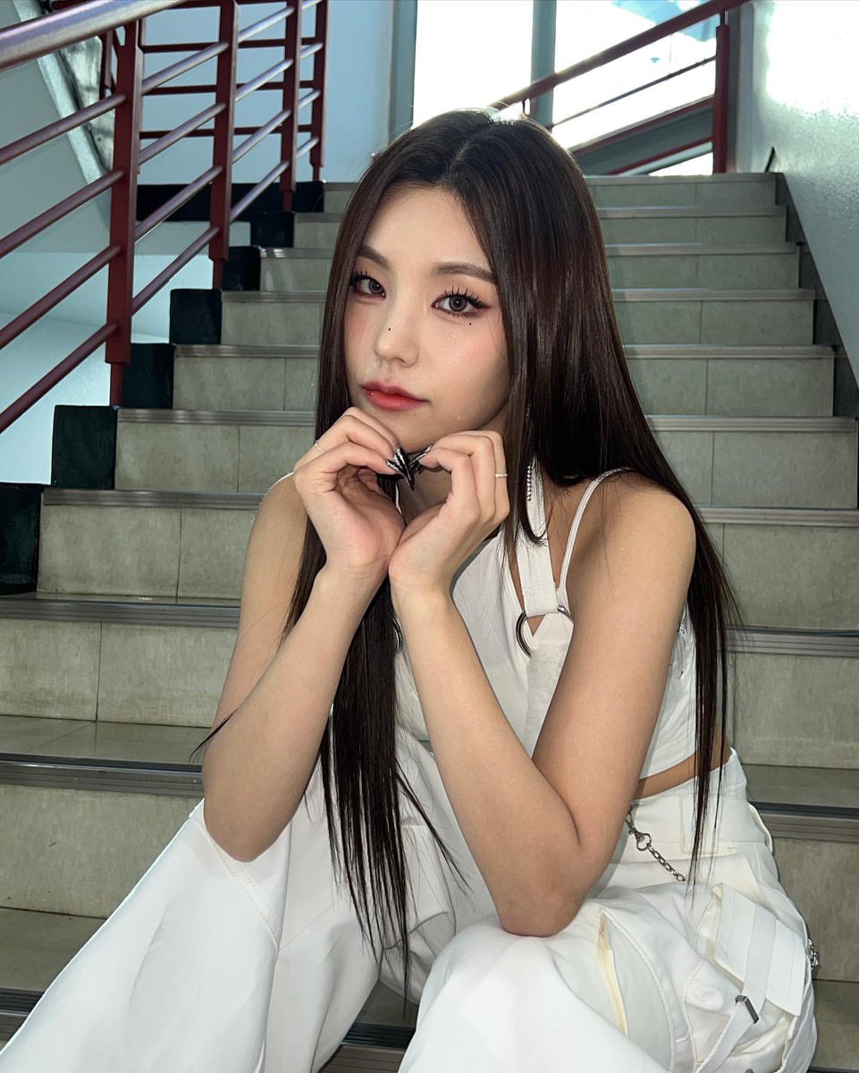 archive_yeji's tweet photo. 221211 옞스타 🖤 

#ITZY #예지 https://t.co/Cm3ax5acYa
