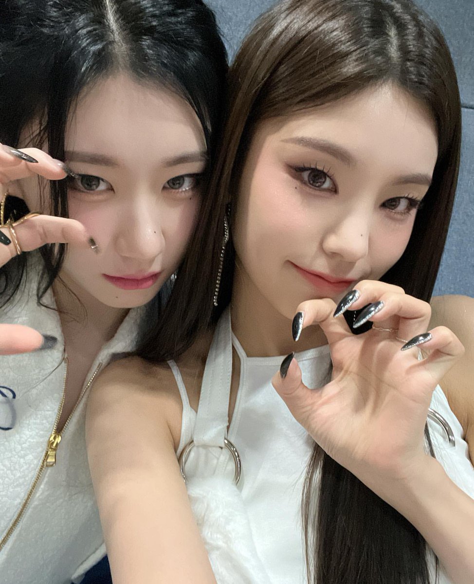 archive_yeji's tweet photo. #ITZY #예지 #채령 https://t.co/vwxoZifAfK