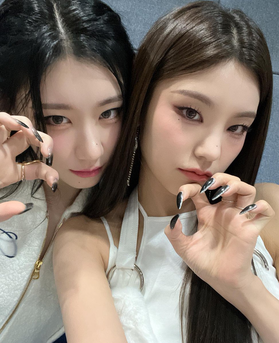 archive_yeji's tweet photo. #ITZY #예지 #채령 https://t.co/vwxoZifAfK