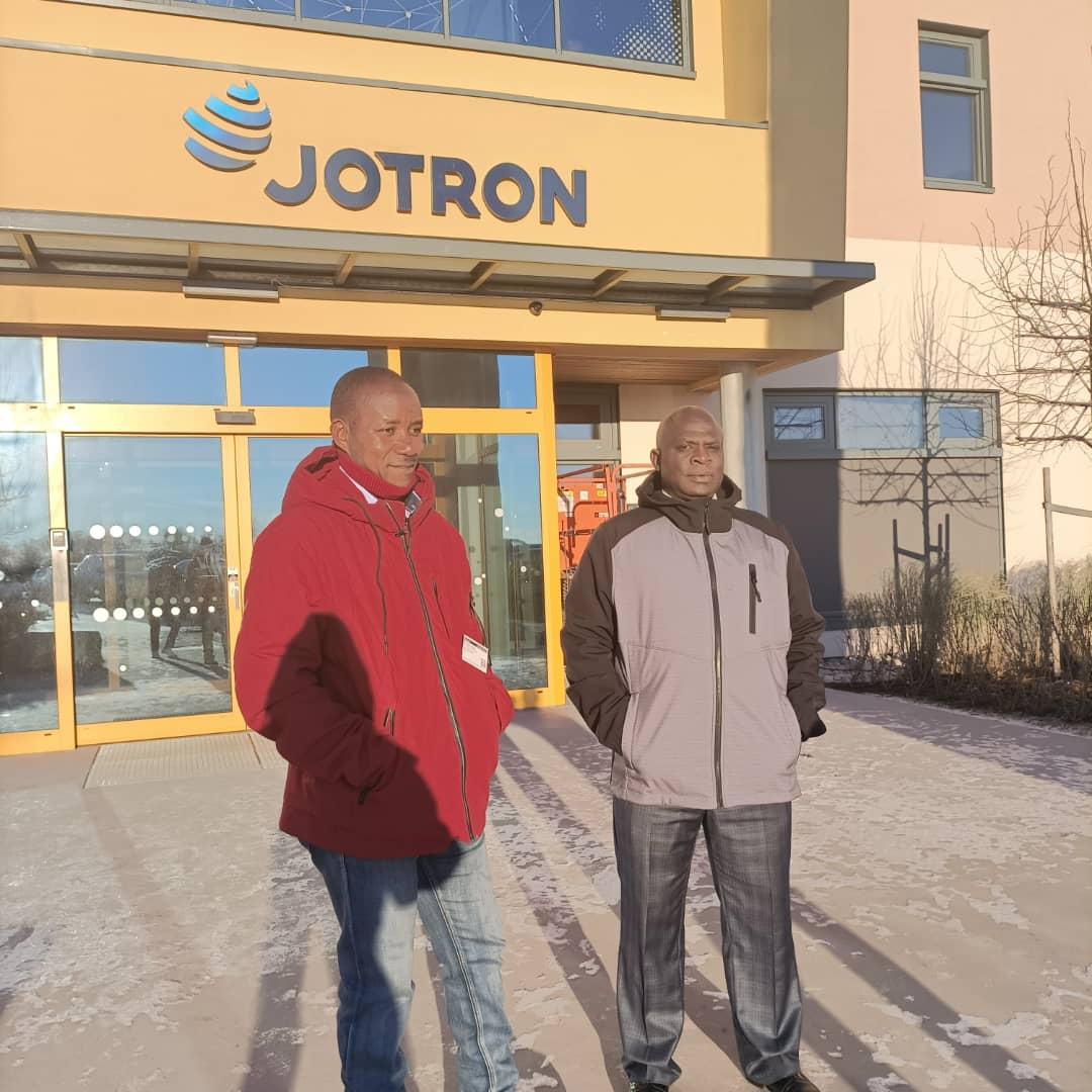 ambjoel25's tweet photo. Un autre pas est marqué vers la modernisation de l'Aéroport Melchior NDADAYE : Nous sommes à l'usine JETRON de Norvège pour réceptionner un équipement de telcommunication Sol-Air super moderne et conclure une entente sur un partenariat direct sans intermédiaire. https://t.co/O0GbYh3Idd