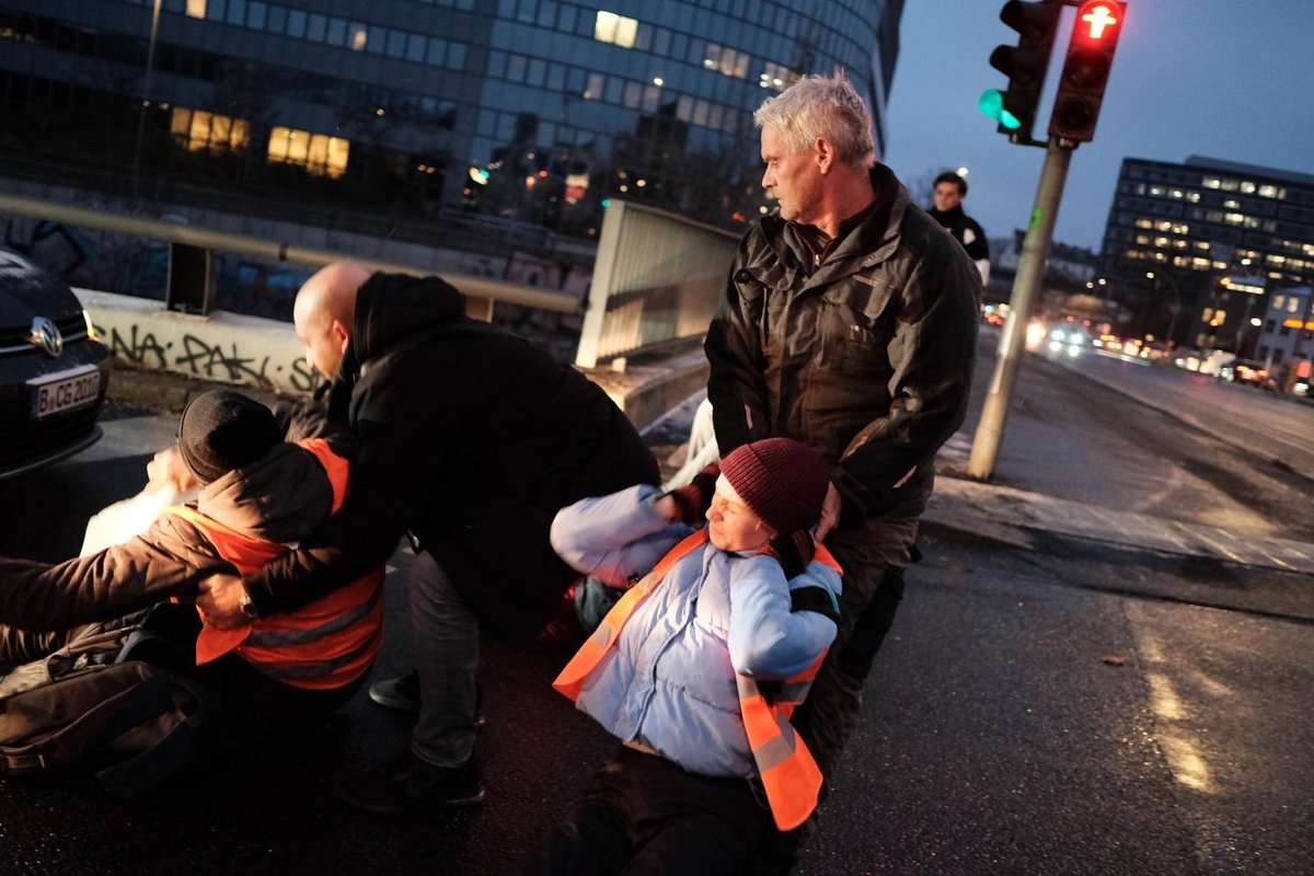 AufstandLastGen's tweet photo. Bei Minusgraden und Schneefall auf die Straße gehen und sich der Wut der Autofahrer:innen aussetzen?

Wir könnten uns auch eine schönere Beschäftigung vorstellen, aber es geht um unser Überleben. https://t.co/V66ZuC64XR