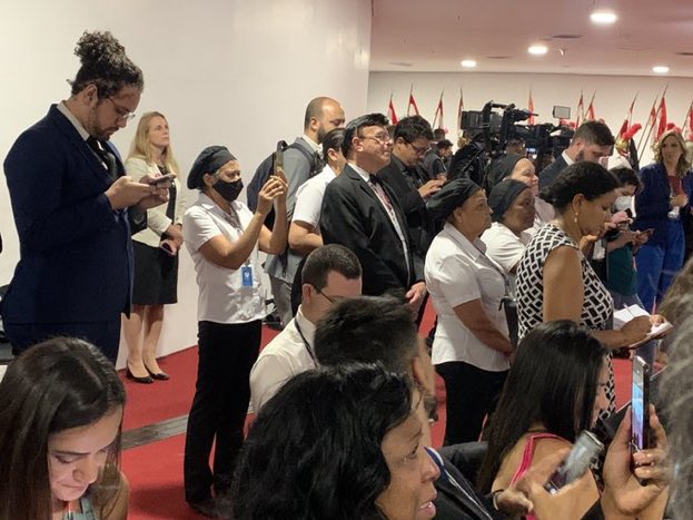 lazarorosa25's tweet photo. Funcionárias da limpeza e restaurante do TSE assistindo o discurso do Lula ❤ #DiplomacaoDoLula https://t.co/bcgmCGtiQl