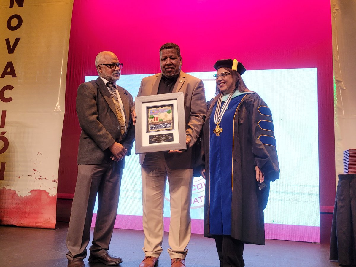 NMEADpr's tweet photo. El comisionado Nino Correa ofrece un mensaje a la clase graduanda de la Trigésimo Segunda Colación de Grados de Atenas College.

Gracias por la invitación y éxito a los ahora 165 graduados 🎓🎓🎓

¡Felicidades! https://t.co/r9Dz7nLsuT
