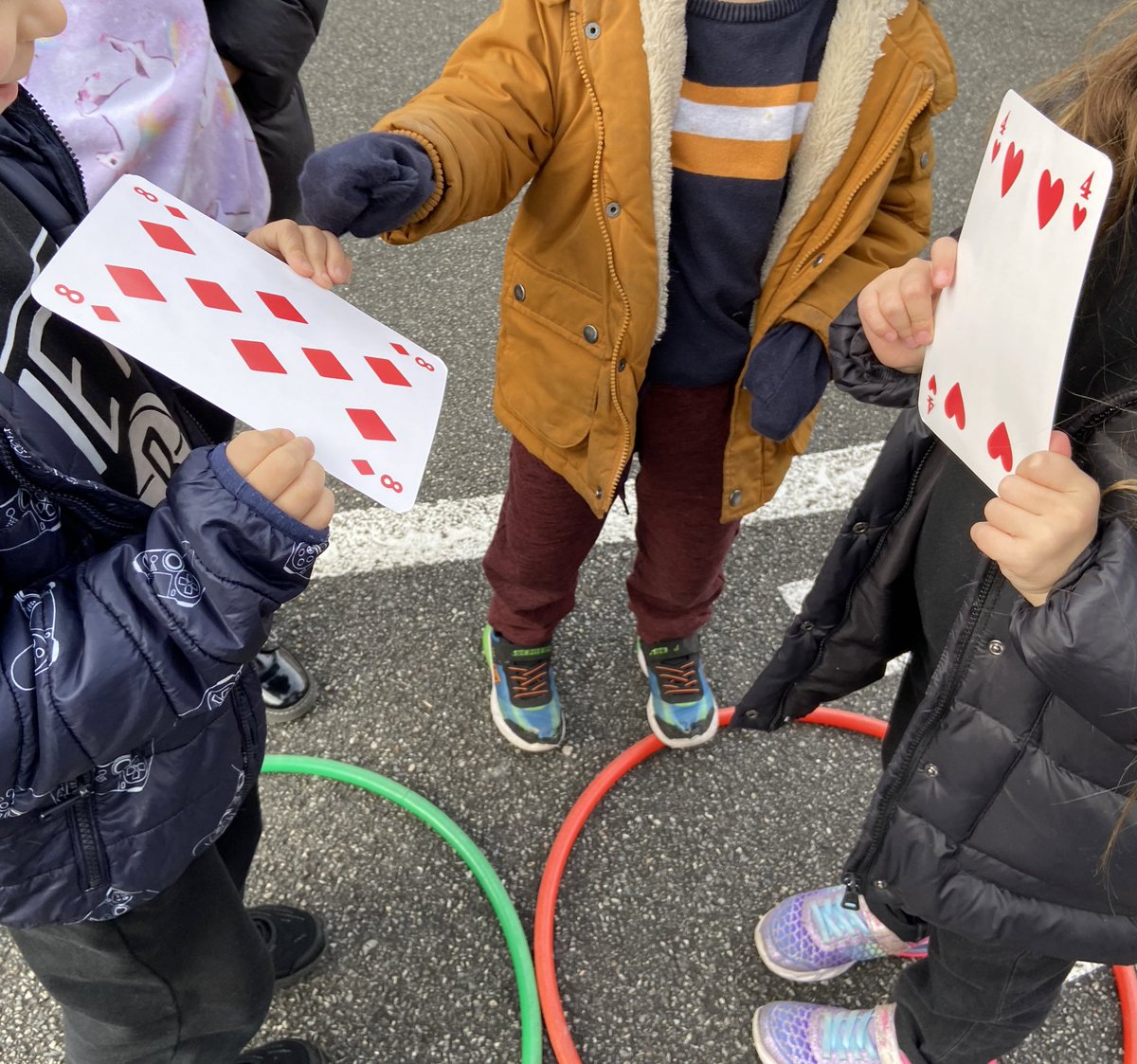 S_Bella74's tweet image. Bataille de cartes géantes ➡️ trouver le #nombre le plus grand, justifier, s’entraîner #problemater #cycle1 #maths #jeuxdecartes