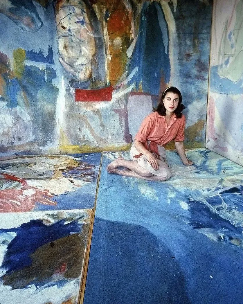Abstract expressionist painter Helen Frankenthaler was born #OnThisDay in 1928. She broke through the male-dominated upper echelons of the art world in the 1950s, largely through her creation of Color Field and “soak-staining.” bit.ly/3P3Rnm1