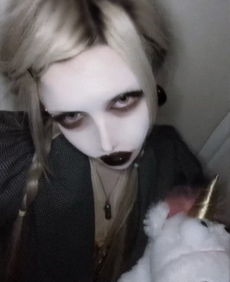 httpsbrqin's tweet image. ᅠ

ᅠ

ᅠ
My name is Brutus and my name means heavy, so with a heavy heart I'll guide this dagger into the heart of my enemy.

ᅠ

ᅠ

ᅠ