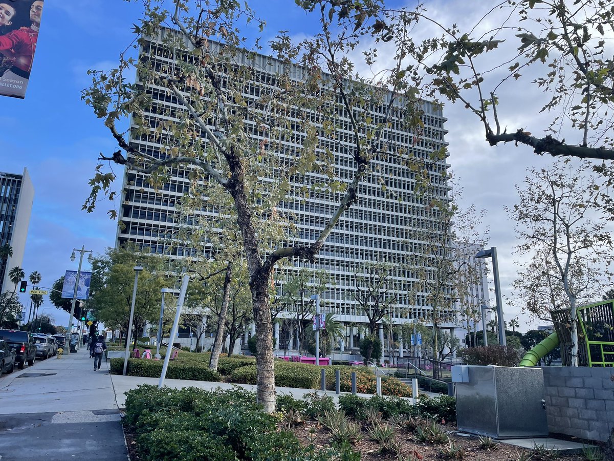 Good morning from the criminal courts building in downtown L.A., where opening statements are due to begin soon in Tory Lanez’s felony assault trial. 

Lanez is accused of shooting at Megan Thee Stallion, wounding her in both feet, after shouting “Dance, bitch” in July 2020. 🧵