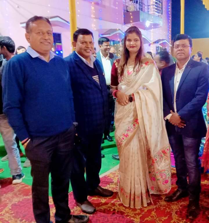 Raniguptasristi's tweet photo. जमशेदपुर (झारखंड) के सिविल सर्जन आदरणीय #डॉ_अरविंद_कुमार_लाल सर के आवास में #reception_party में शामिल हुए सर के दो पुत्रो वैवाहिक जीवन कुशल मंगल पूर्वक खुशी खुशी बीते भगवान से कामना करती हूं 💐💐 https://t.co/S6RrPl6Qz1