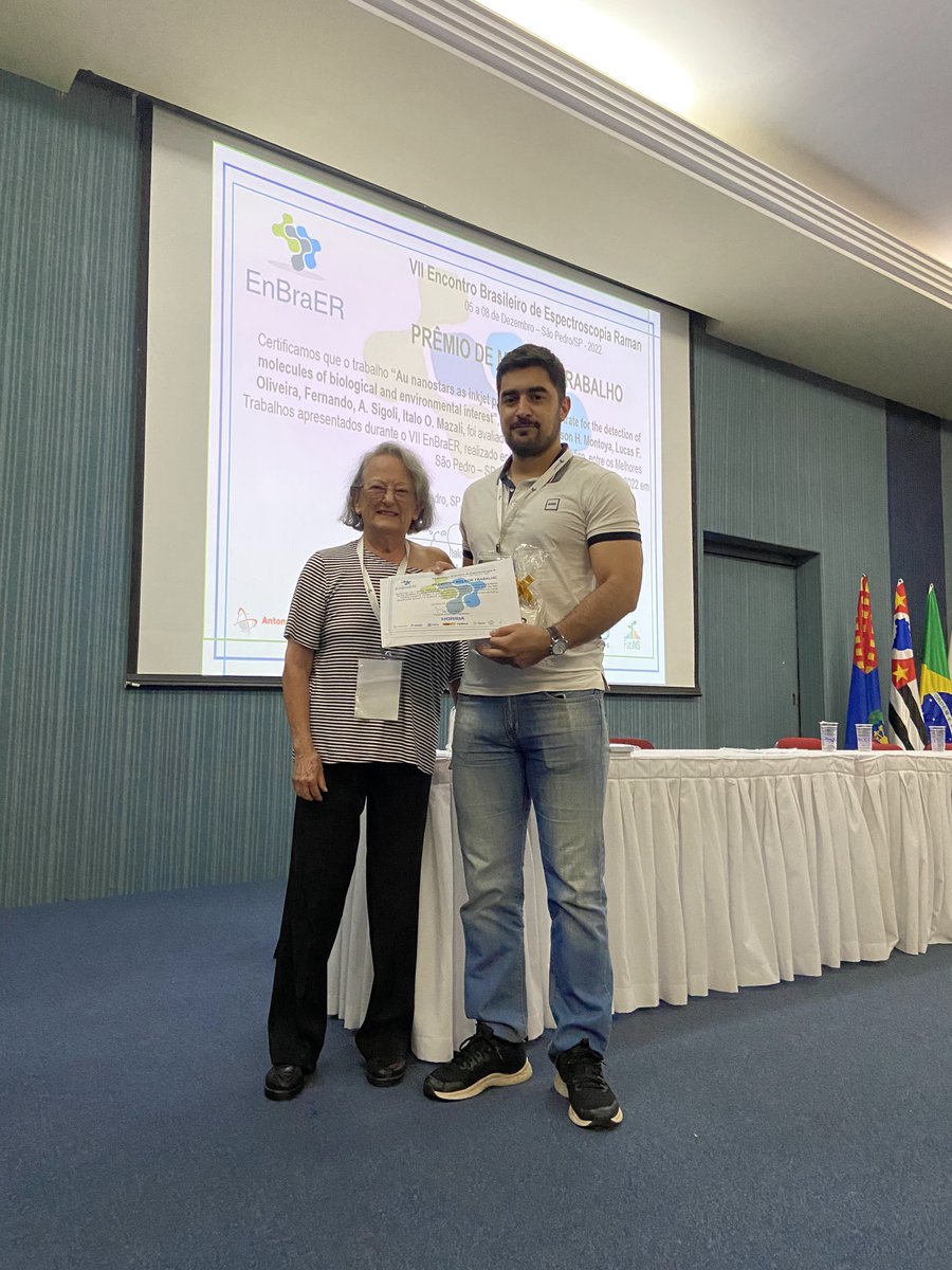 enbraer's tweet photo. ***Edison H. Montoya***
Recebendo o prêmio de melhor trabalho no VII EnBraER 2022, pela Prof. Márcia Temperini. https://t.co/t8mMGAv2E9